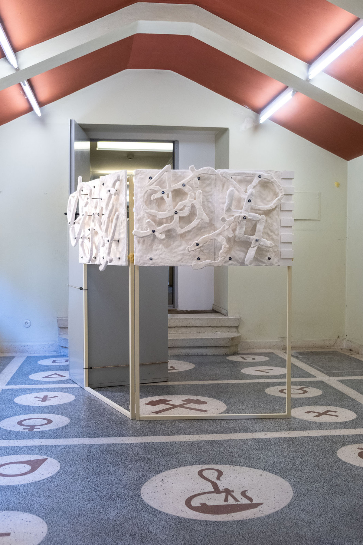 Øvelser i samhandling. Site-specific sculpture by Miriam Hansen and Andreas Olavssønn Rongen, installed in the office building at Velferden as a part of Mutant Prospects. Photo by Tiny Productions for Coast Contemporary.