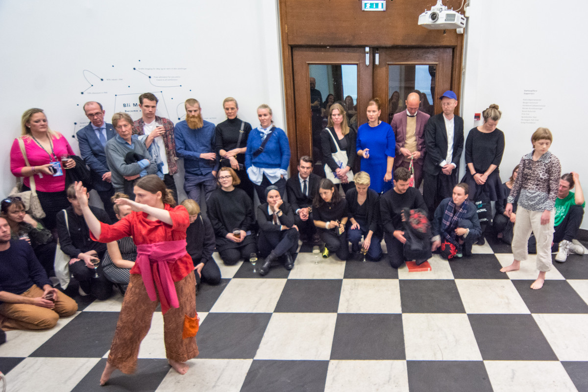 Soft Interlude, performed by Veronica Bruce and Jennie Bergsli at Bergen Kunsthall. Photo: Laimonas Puisys.