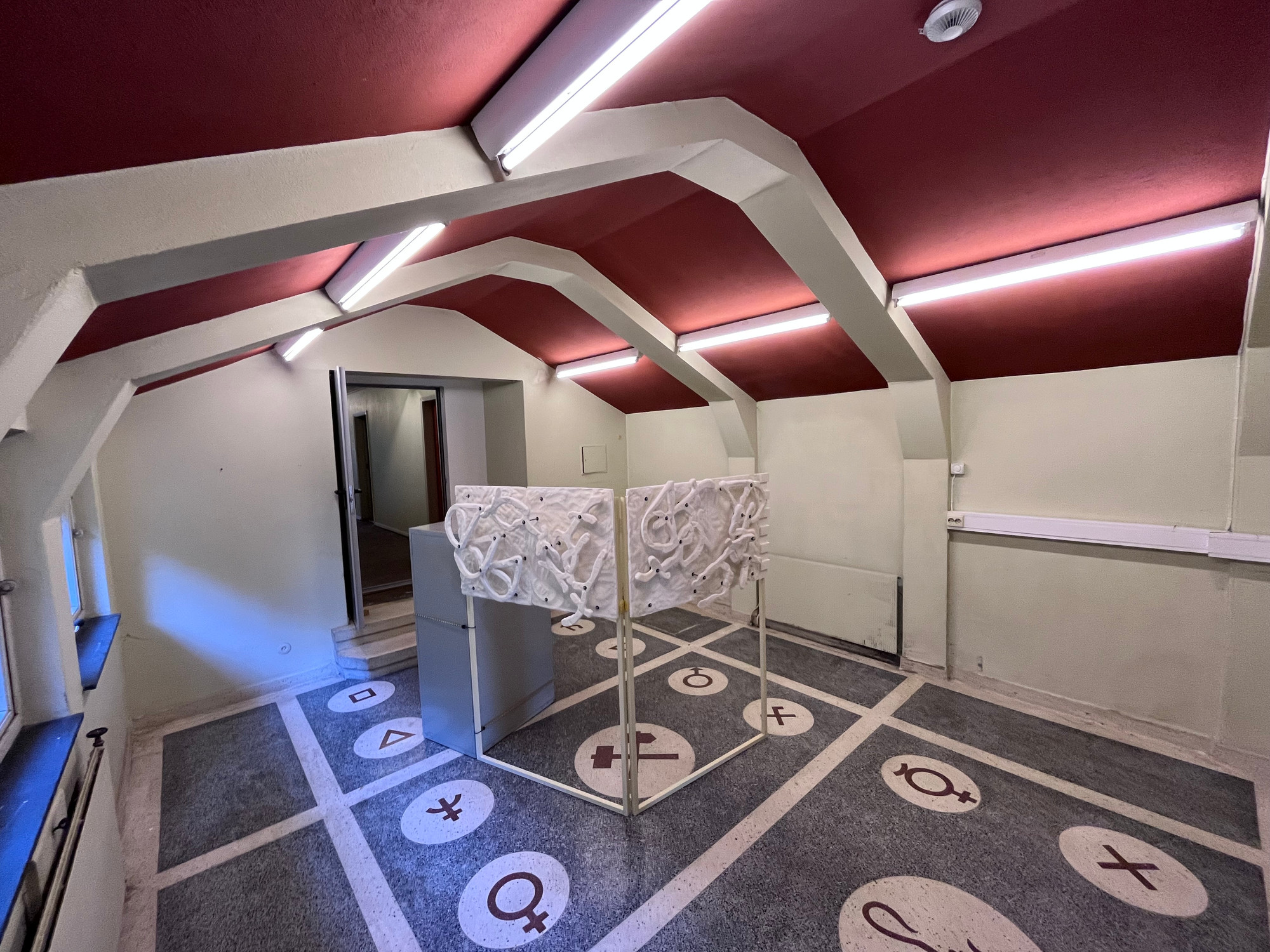 Øvelser i samhandling. Site speciffic installation made for the alchemy floors of Velferden and the old offices of the Titania mines by Andreas Olavsønn Rongen and Miriam Hansen. 