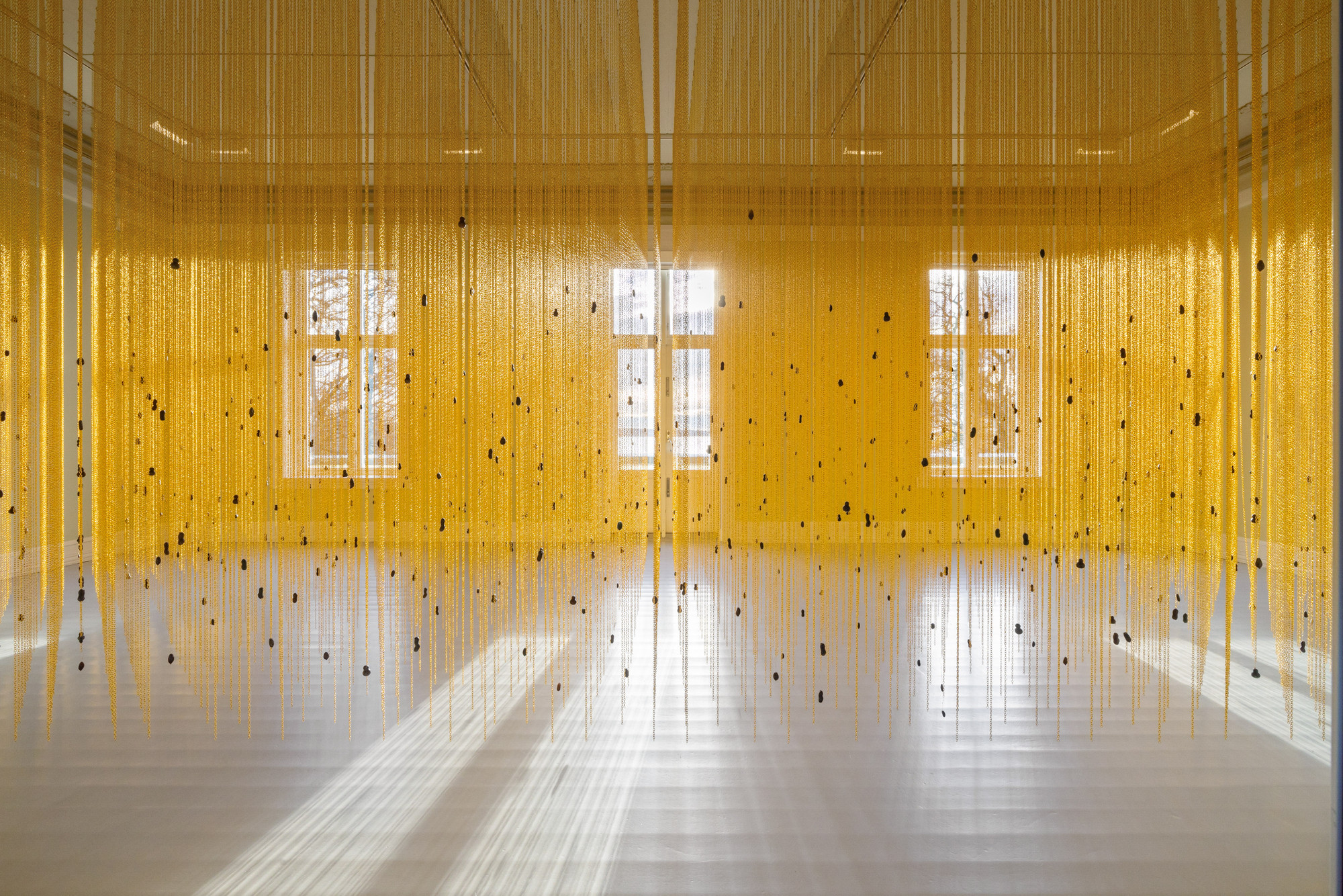 Ripples follow our path, 2024. Petroleum wax with pigment , metal wire, aluminium chains. 8000 meter chains covering a 862cm x 421cm area. Lengths between 300 - 335 cm. Photo: Eivind Lauritzen / Galleri F15