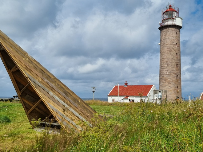 Sulekongen, 2022, Agder Kunstenter, at Lista Fyr (Farsund) for the exhibition 'Habitat'
Repurposed Wood, Sound Installation 5,5 min
- Within the sculpture there is a sound piece telling the story of 'Sulekongen' ('King of Gannets' in English)
