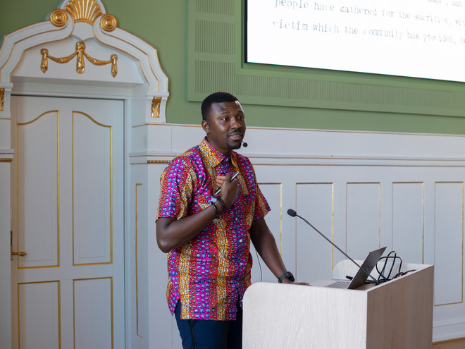 Larry Ibrahim Mohammed speaking at Rødbanken in Tromsø. Photo: Mihaly Stefanovich.