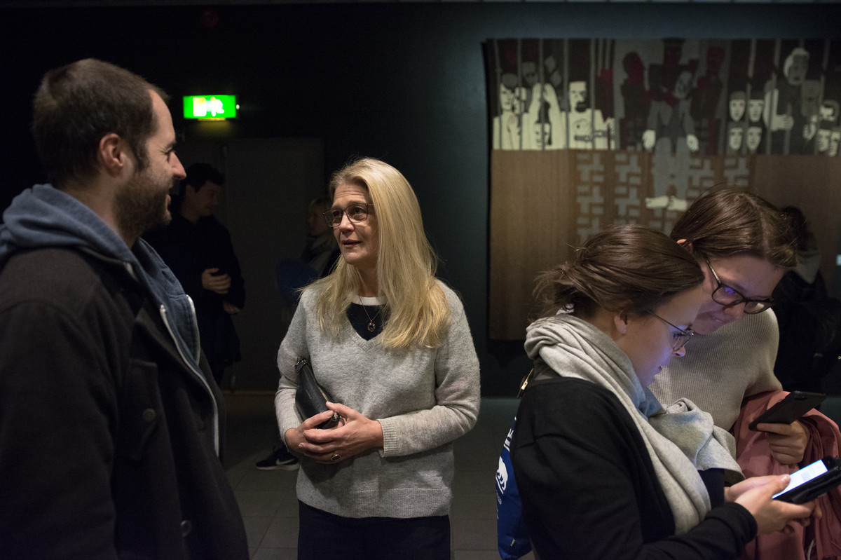 Director of NORLA Margit Valsø in conversation with writer Stefan Mensch at Nordenfjeldske Kunstindustrimuseum. Hannah Ryggens tapestry in the back.