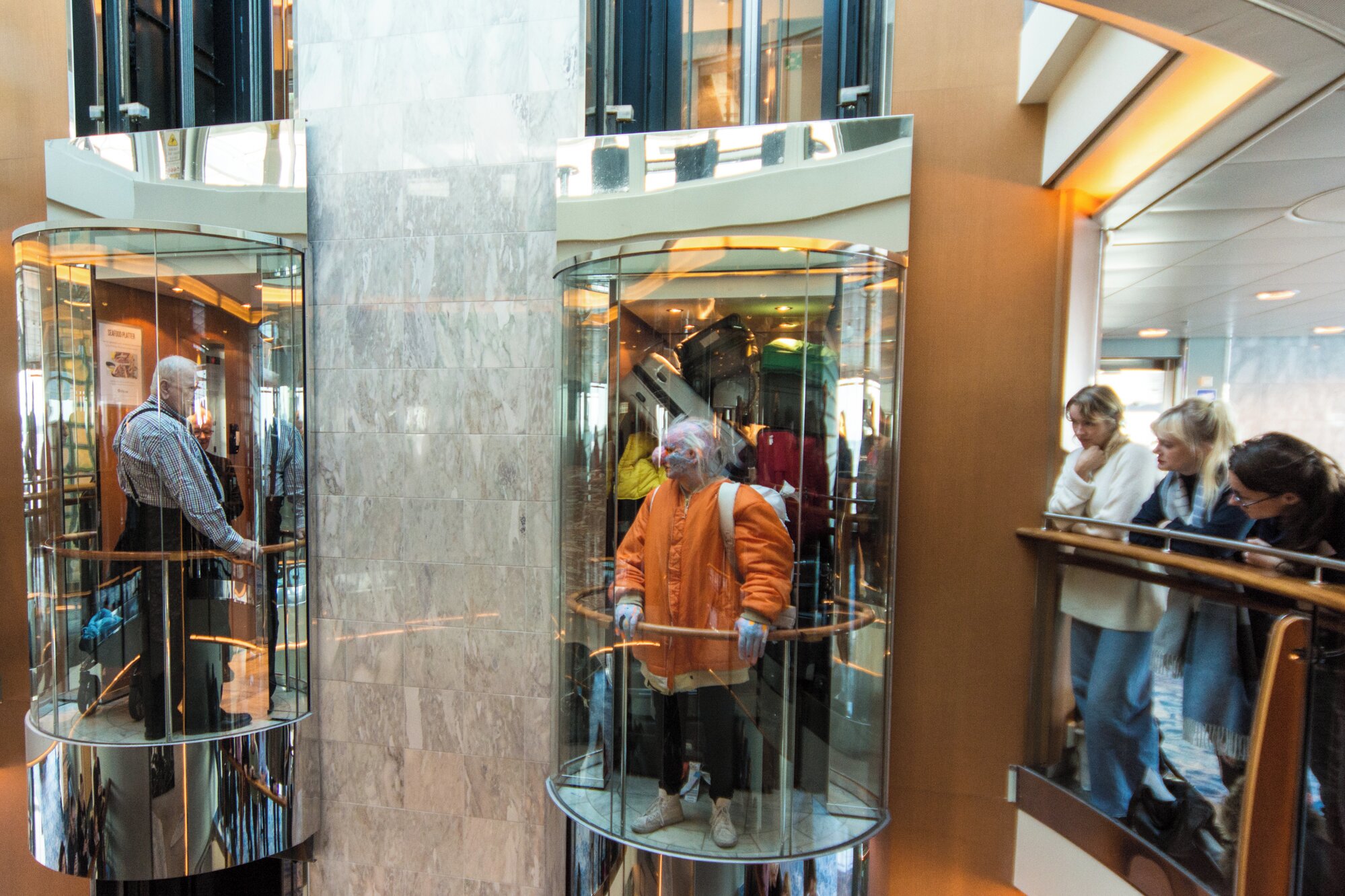 Tori Wrånes stuck behind a wall of luggage, unable to get out and directed between the ships different floors by other passengers. Photo: Laimonas Puisys.