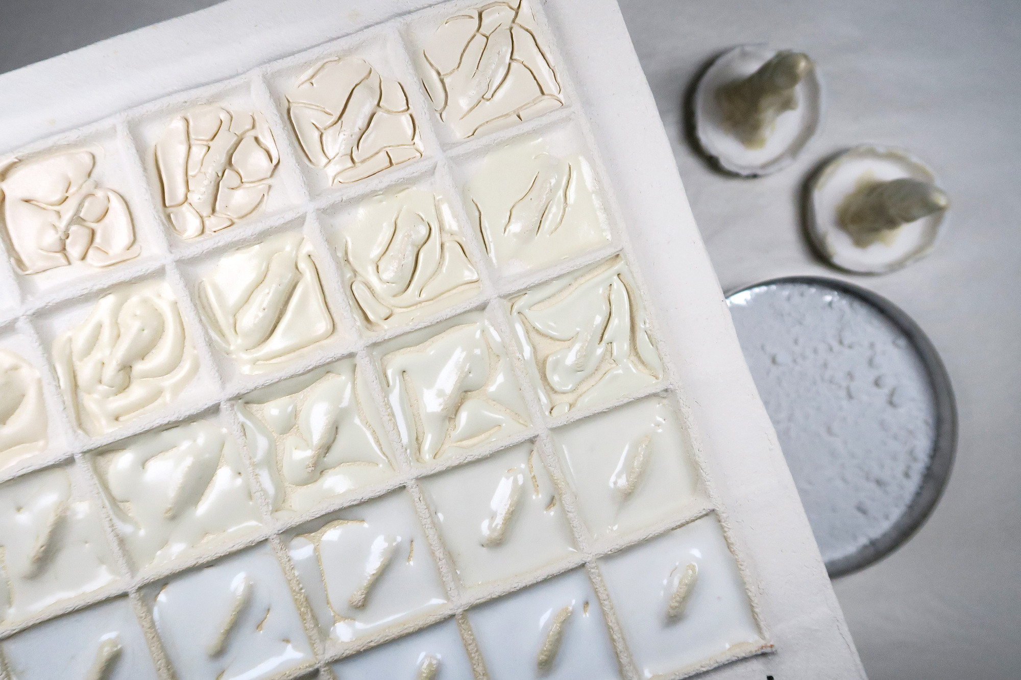 Titanium dioxide in ceramic glazes. Tests made in collaboration with the TiO2: The Materiality of White student group at the Oslo National Academy of the Arts, 2025 (work in progress). Photo: Marte Johnslien