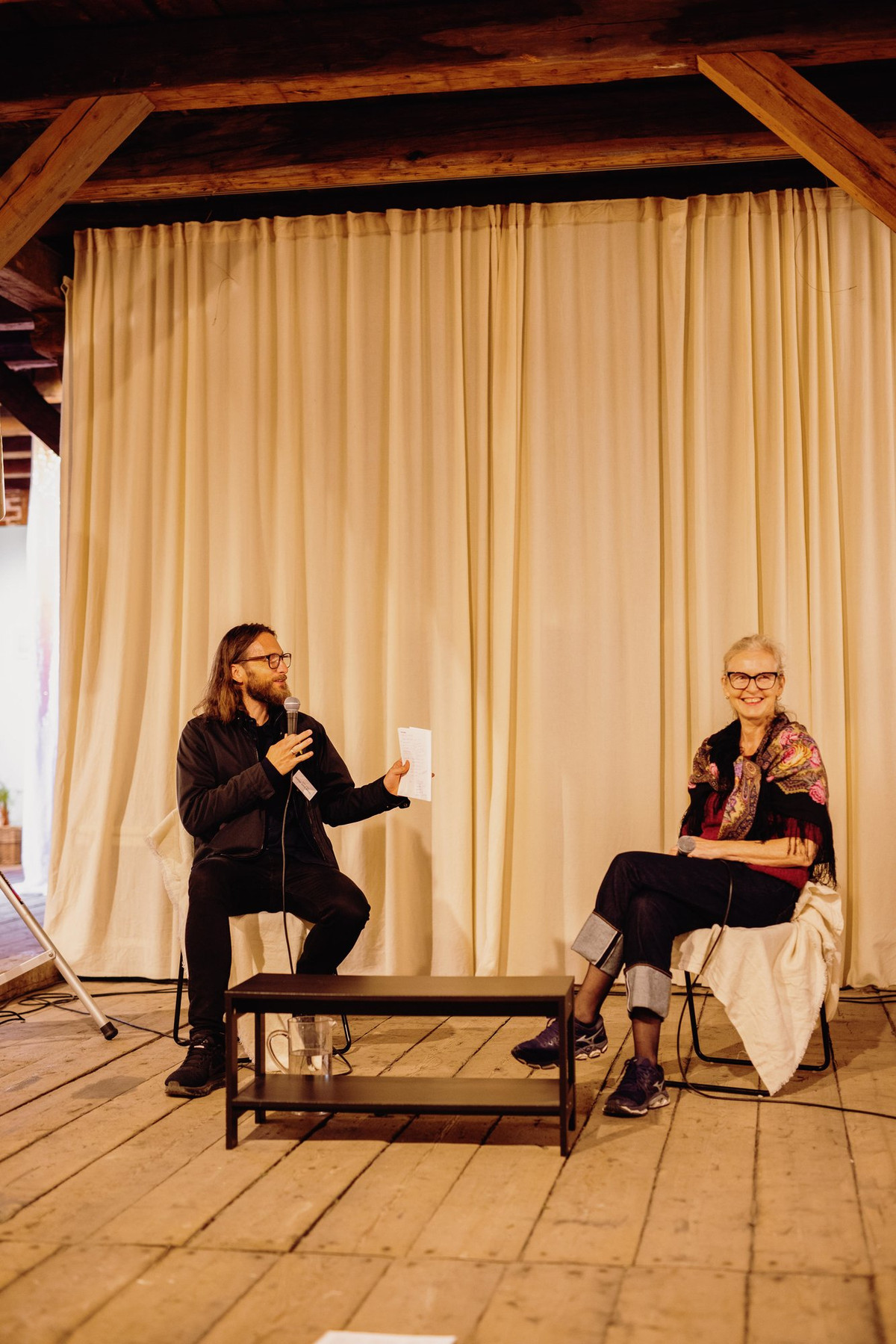 Chair of Oslo Open Trond Hugo Haugen and price winner Anne-Lise Stenseth in Conversation at Hovedøya. Photo Jan Kühr, Coast.