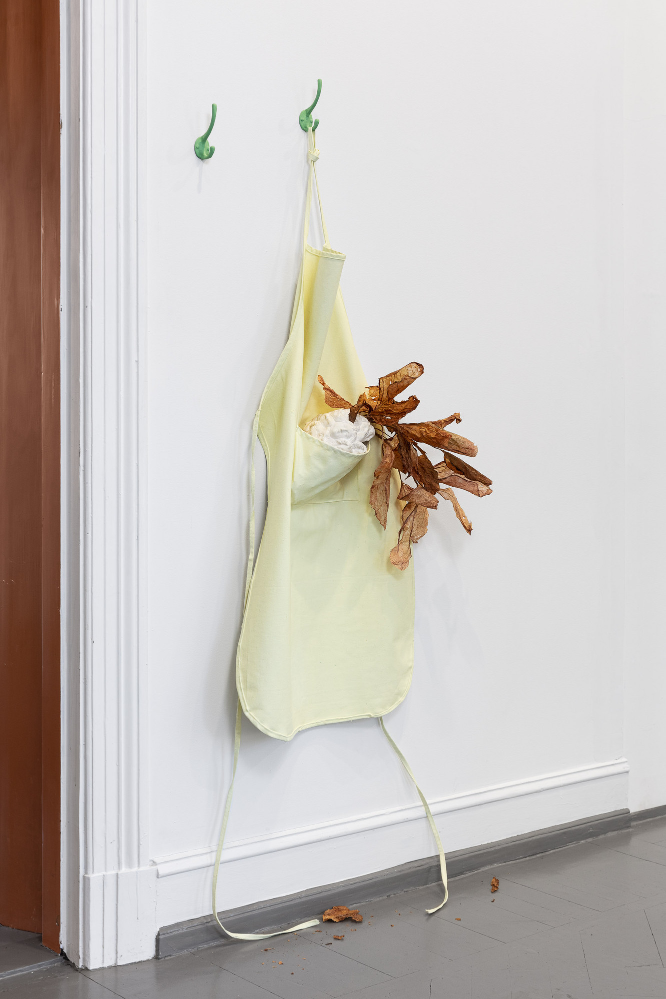 States of perpetual relief (cigarette break assemblage) In collaboration with Andreas Olavssønn Rongen.
Hand sewn apron, latex, marmorino infused with smoke from home grown virginia tobacco (Nicotiana tabacum), dried and cured virginia tobacco. Photo: Tor S. Ulstein / KUNSTDOK