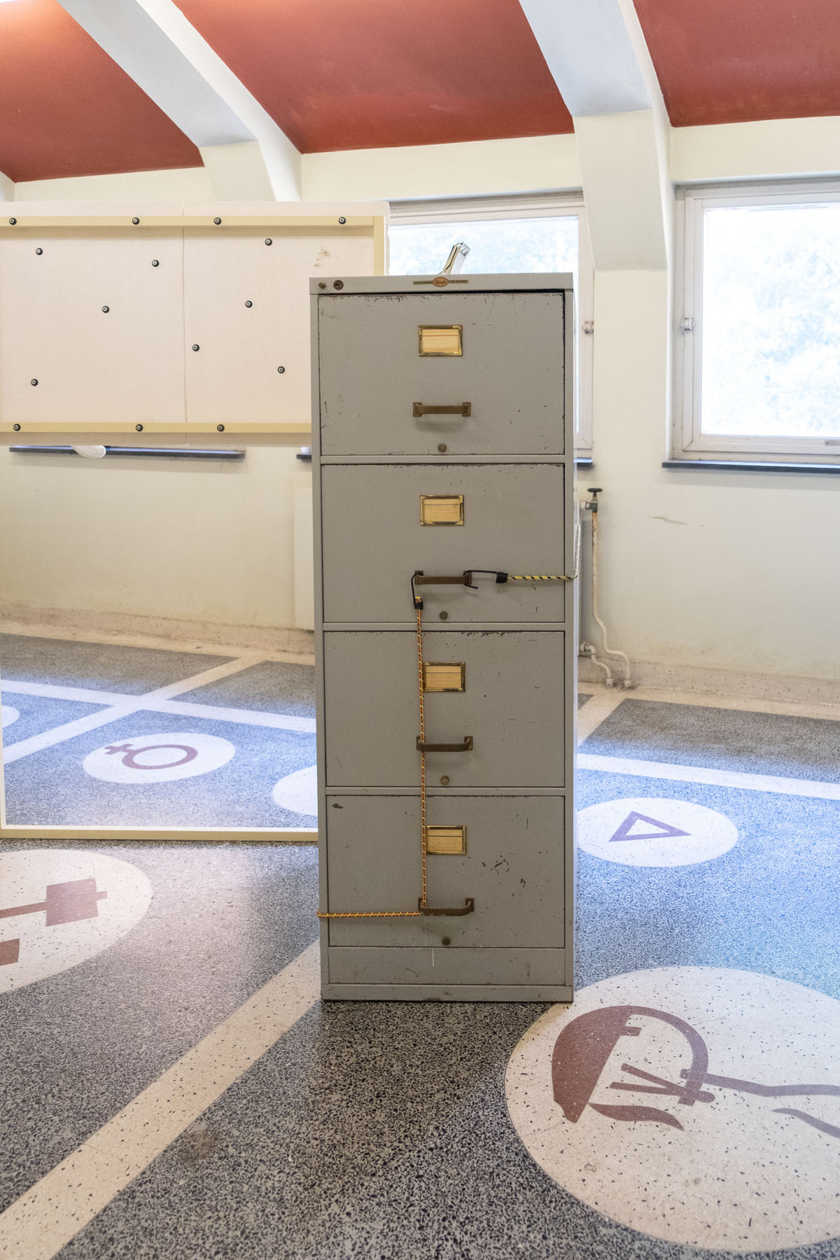 Øvelser i samhandling. File cabinet. Site-specific sculpture by Miriam Hansen and Andreas Olavssønn Rongen, installed in the office building at Velferden as a part of Mutant Prospects. Photo by Tiny Productions for Coast Contemporary.