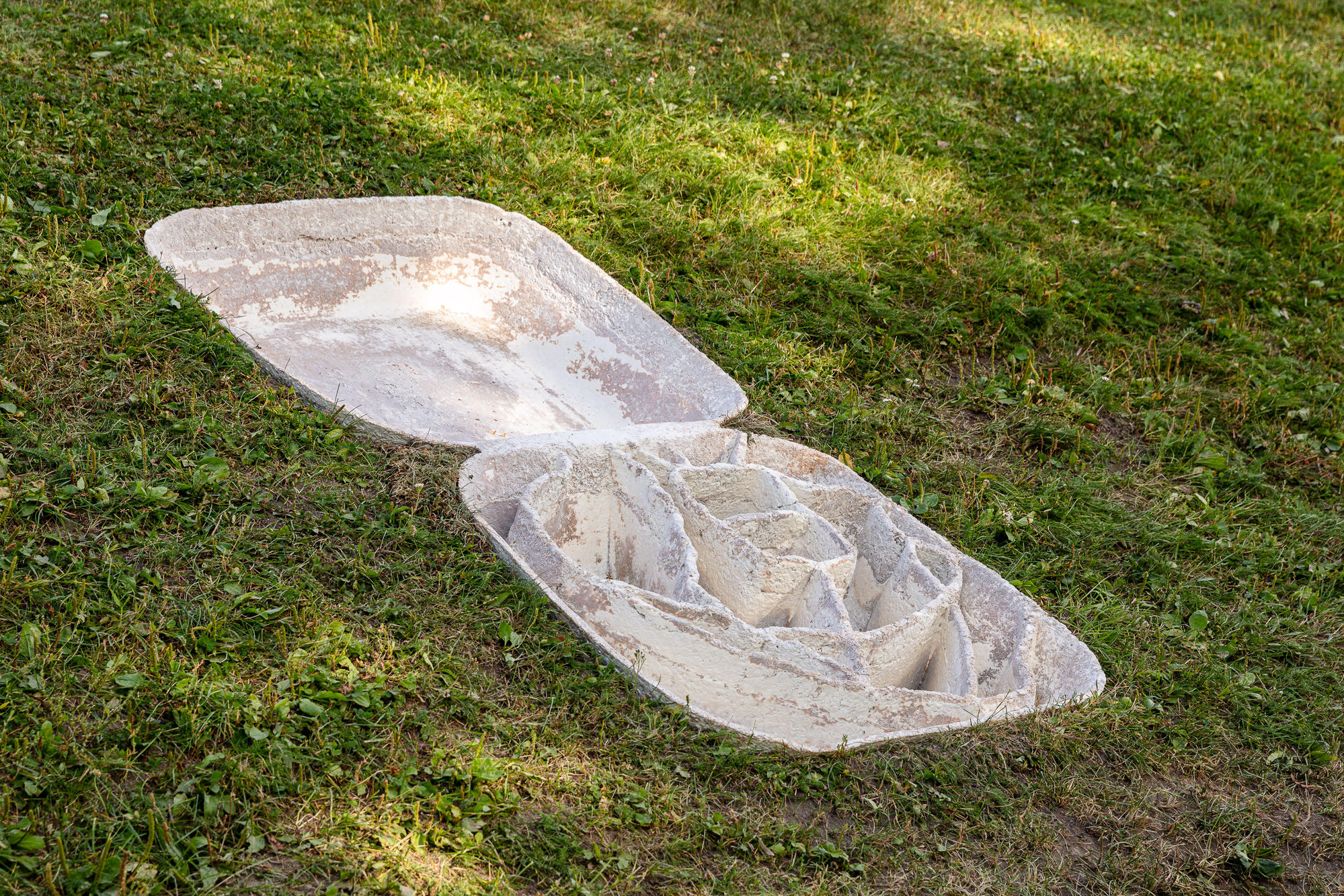 Edification (Oslo Botanical Garden). Mycelium composite and reinforced concrete, 46 x 177 x 88 cm. Commissioned for the Sculpture triennial 2021 in Tøyenparken, by The Association of Norwegian Sculptors. Photo by Tor Simen Ulstein.