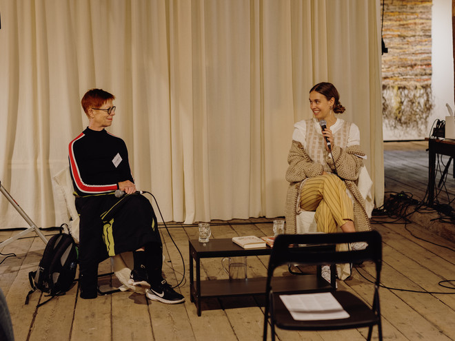 Wencke Mühleisen and curator Una Mathiesen Gjerde in conversation at Hovedøya. Photo: Jan Khür.