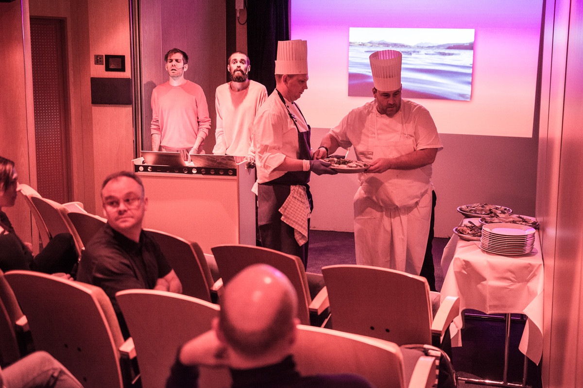 CLIMAVORE: On Tidal Zones. Lecture-performance by Cooking Sections (Daniel Fernández Pascual and Alon Schwabe) during the second edition in 2018.
Photo: Laimonas Puisys