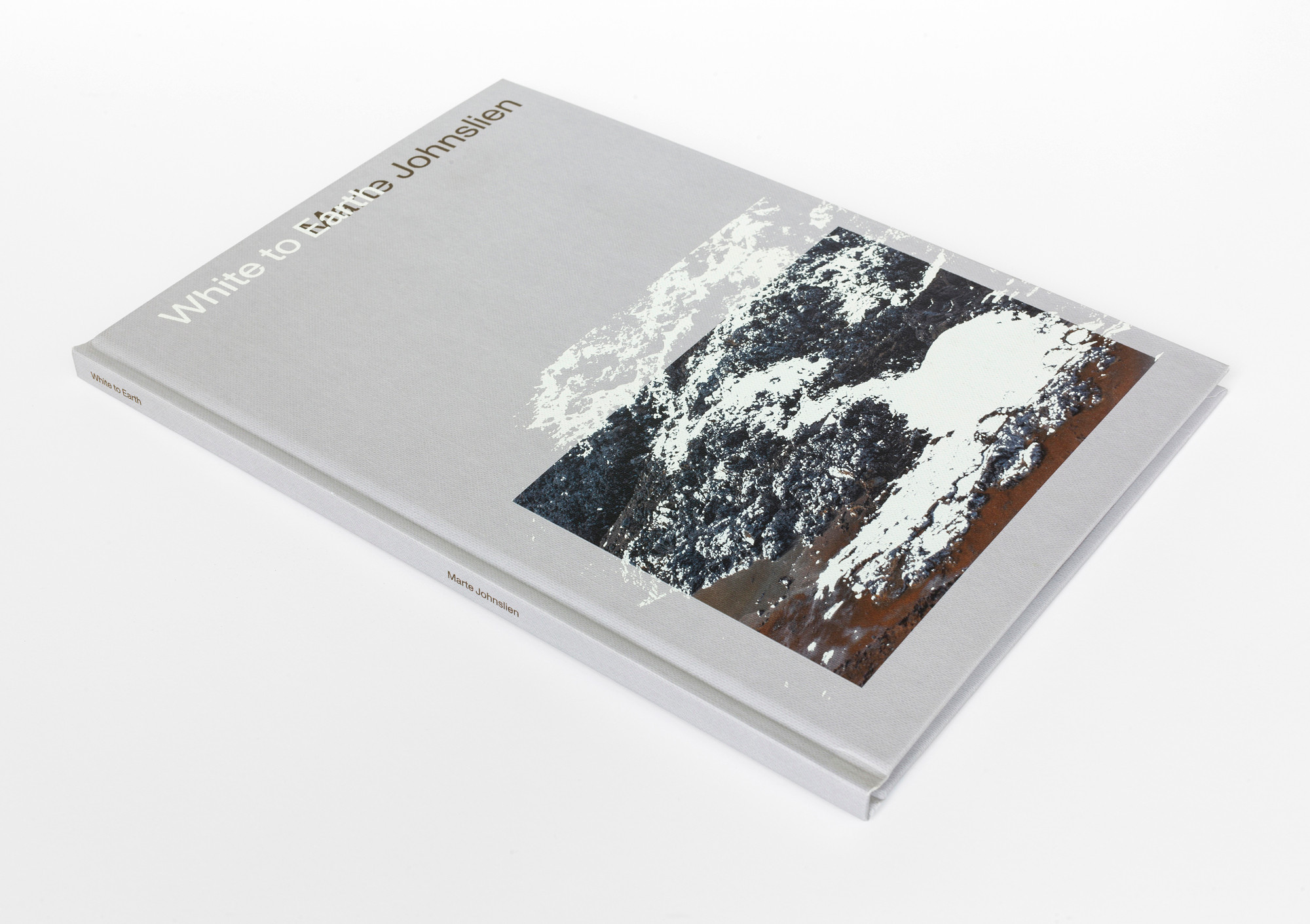 White to Earth. Marte Johnslien, 2020. Artist’s book containing a photo-illustrated essay about the titanium dioxide industry in Norway. Published by ROM forlag. Photo: ROM for kunst og arkitektur