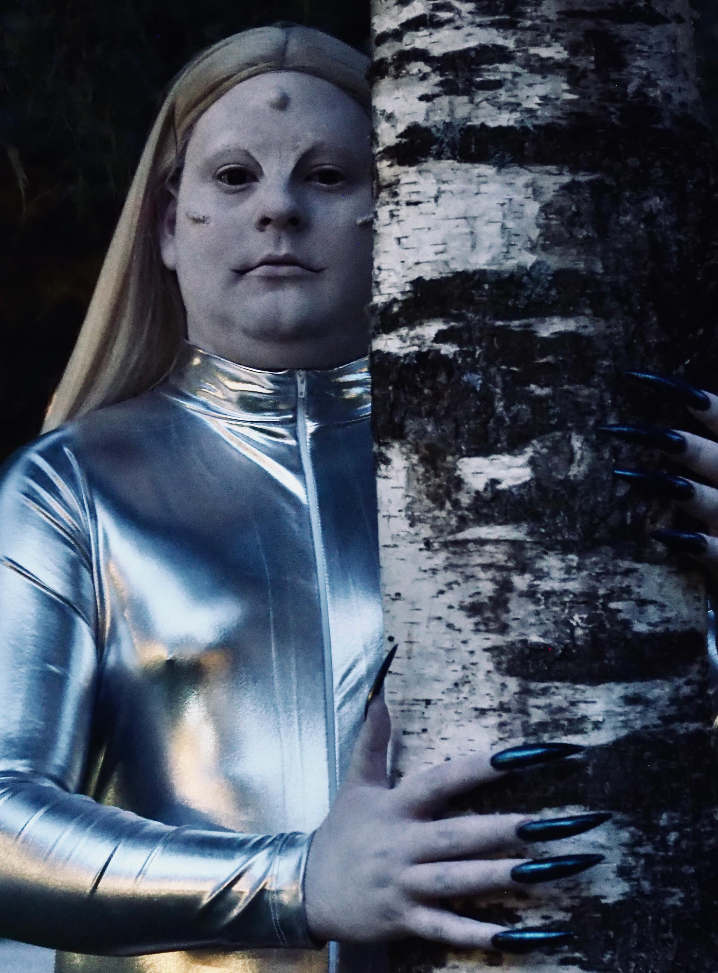 On Interdimentional Beings. Performance by Viktor Pedersen - winner of the 2022 Art Prize. Photo: Jannik Abel for Høstutstillingen.