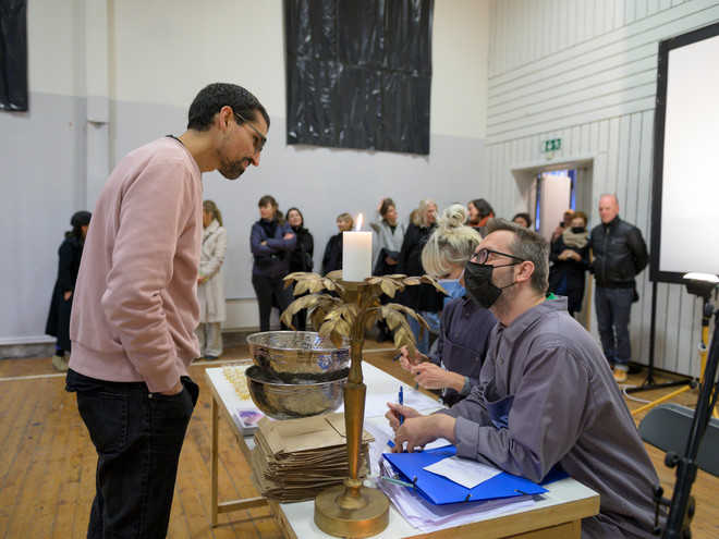“Magpies to the echoes exchange”, entrance, personal questions and drinks from Transylvania, Romania, brought by Apparatus 22. Photo: Daniel Hansen.